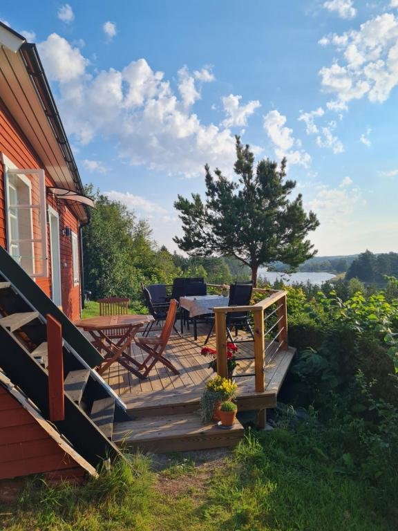 Lillstugan cottage terrace overlooking the Dalälven river in Älvkarleby, Sweden